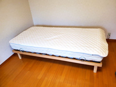 首肩腰が痛い方におすすめのラテックスマットレスとウッドスプリングベット