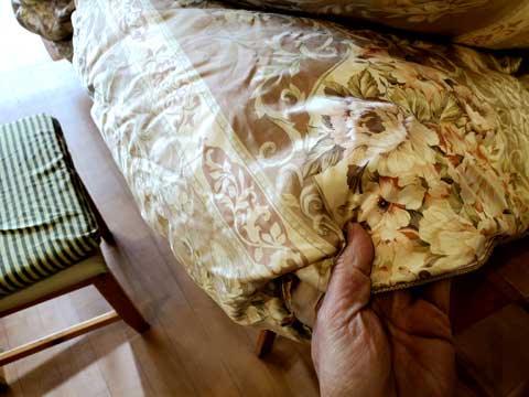 ダブルサイズの羽毛布団をセミダブルサイズに仕立替え 三重県熊野市向井ふとん店