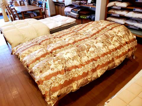 胸元の羽毛が片寄ってしまったダブルサイズの羽毛布団をセミダブルサイズに仕立替えリフォーム事例　三重県熊野市向井ふとん店