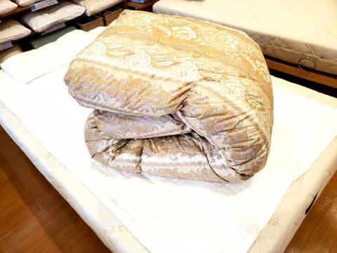 ストーブで側生地を焼いてしまったダブルサイズの羽毛布団をシングルサイズにして