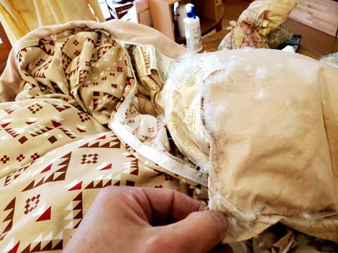 羽毛が出てくる羽毛布団の作り替えリフォーム 三重県熊野市向井ふとん店