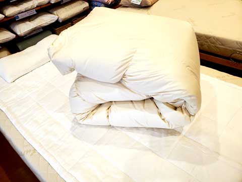 側生地が裂けて、羽毛が出てくる羽毛布団の作り替えリフォーム　三重県熊野市向井ふとん店