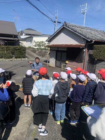 子供たちの笑顔は最高ですね、小学校で市木木綿の授業をさせて頂きました