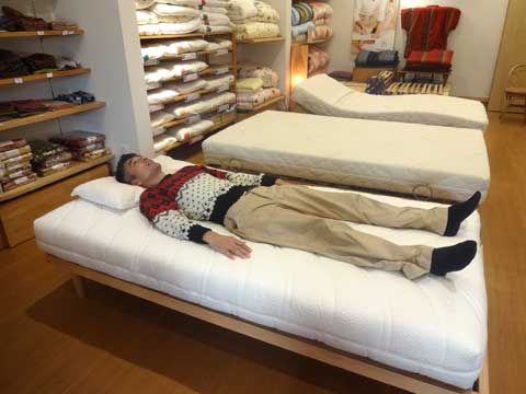 首肩腰が痛い方におすすめのマットレス、ベット 手作り布団 市木木綿 向井ふとん店 三重県 熊野市 尾鷲市 和歌山県 新宮市 田辺市 那智勝浦町 羽毛布団 オーダー枕