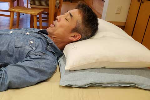 こんな寝方してませんか？その①　殿様枕症候群に注意しましょう