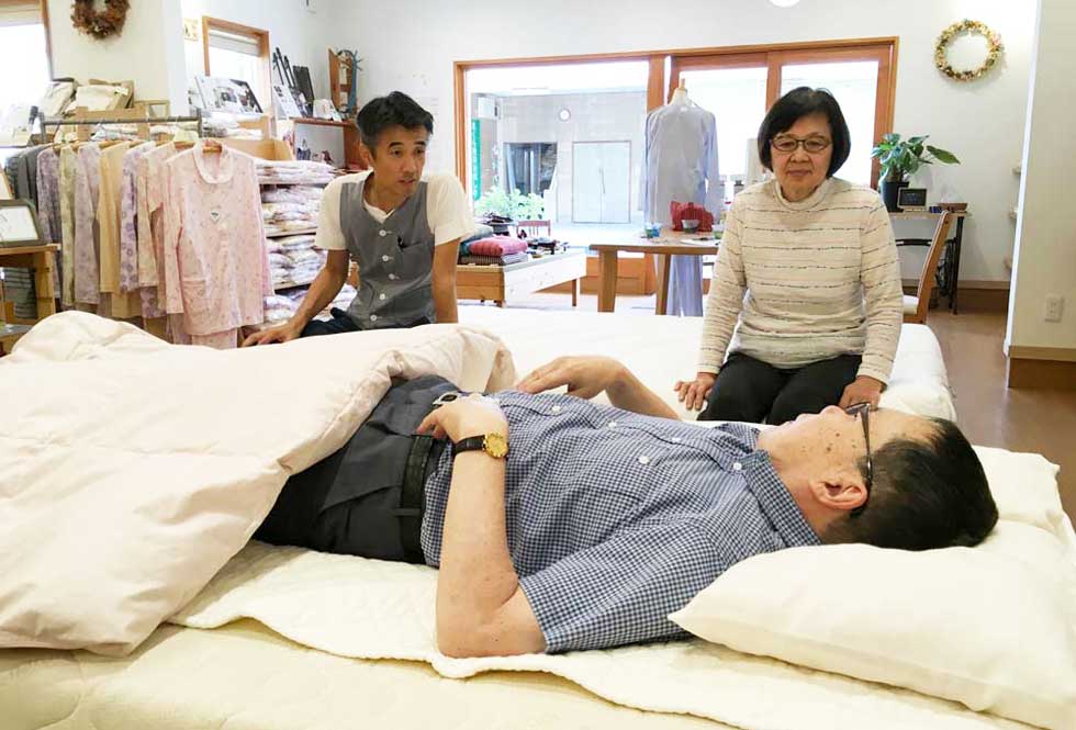 楽しくお試し寝できます、首、肩、腰が痛い方におすすめのマット ベット 三重県熊野,尾鷲、紀北町、紀宝町、南伊勢、御浜町、大紀町、志摩市、伊勢市、和歌山県の新宮市、那智勝浦町、田辺市、串本町、白浜町、古座川町、太地町、すさみ町,腰痛予防マット