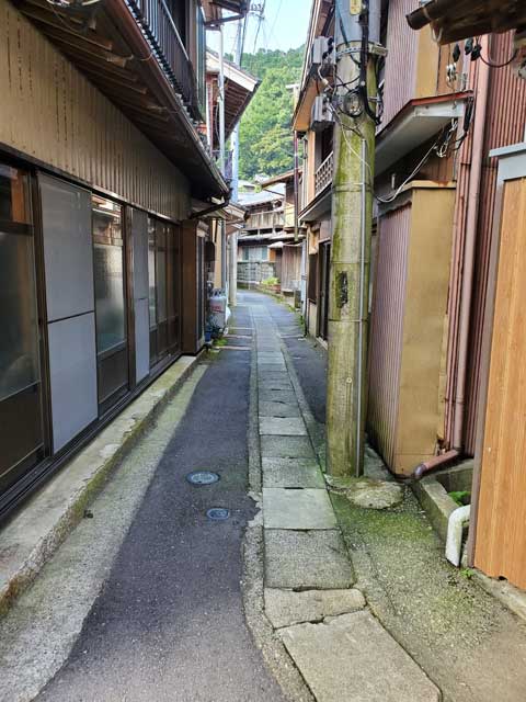 布団打ち直し 九鬼町の路地