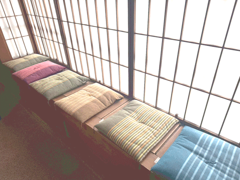 おかげ横丁「招福茶屋」　三重県伝統工芸品市木木綿座布団