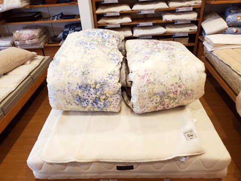 シングルサイズとダブルサイズ側生地から羽毛が出てくる羽毛布団の仕立て替えリフォーム 三重県熊野市向井ふとん店