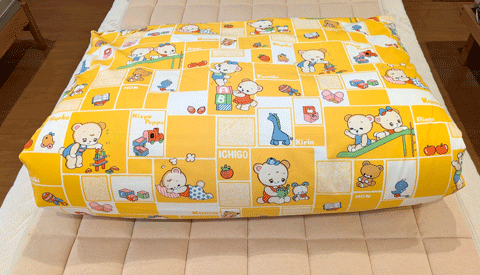 お祖母様の思い出の詰まった可愛い生地で、ベビー敷布団を作らせていただきました