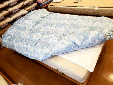 胸元が汚れて羽毛がへたってしまった旦那様の羽毛布団の仕立替えリフォーム